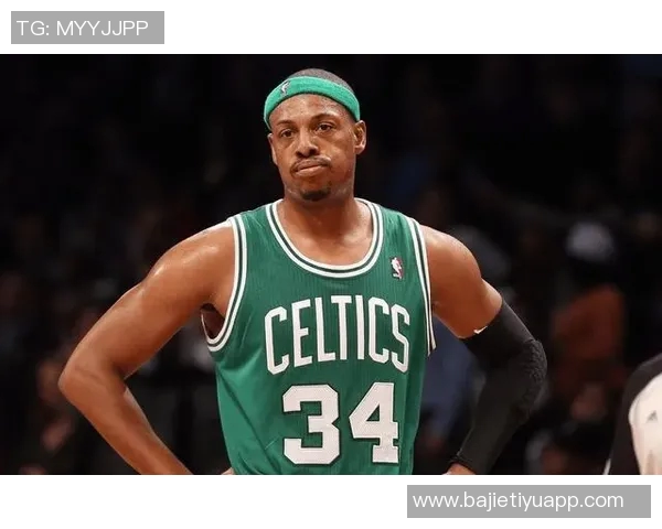 皮尔斯夜店偷瞄性感美女的紧张瞬间只需半秒转头避免被发现