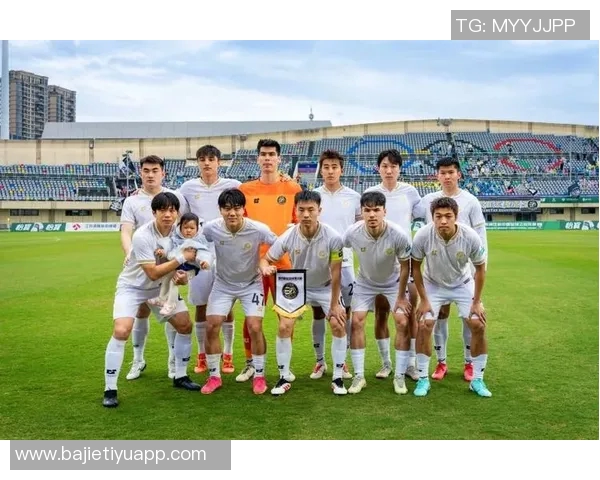 中乙联赛第30轮上海海港富盛经开队与温州俱乐部中胤队战成平局精彩对决