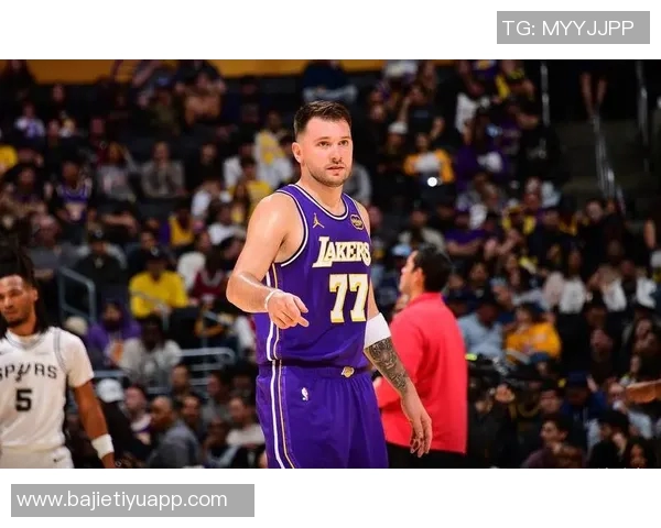 湖人半场落后76人7分东契奇贡献19分8篮板5助攻小里表现不佳仅得2分